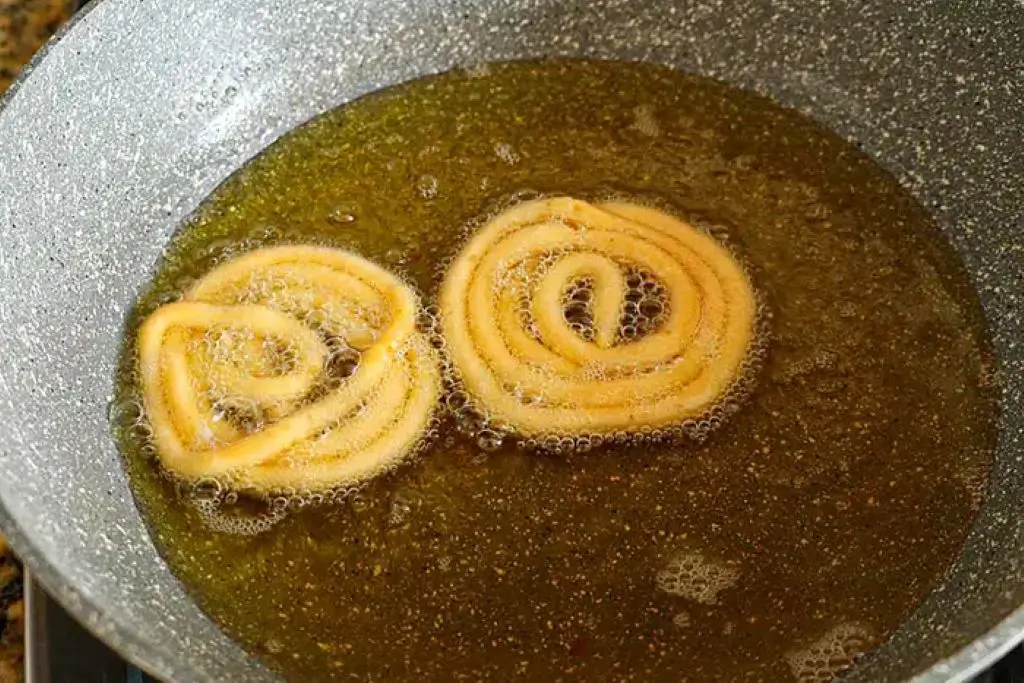 Fry the jalebi